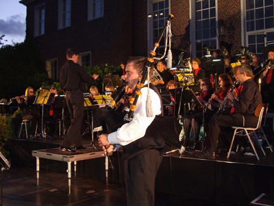 Dudelsackspieler mit Blasorchester